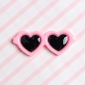 Vue détaillée de l'accessoire lunettes en forme de cœur rose pour pinces à cheveux d'animaux - Rose