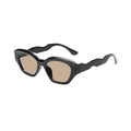 Modische TR90 Polarisierte Sonnenbrille mit schwarzem Wellenrahmen und braunen Gläsern im Winkel - Schwarzer Rahmen Tee Gläser