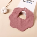 Detail van een roze baby slab in de vorm van een bloemblad van zachte katoenen gaas. - Dieproze