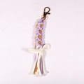Dettaglio del cinturino a margherita boho fatto a mano in cotone viola con gancio dorato - Viola