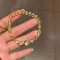 Dettaglio del bracciale in quarzo citrino con distanziatori dorati floreali - Bracciale N. 44 - Giallo - Elegante Confezione Regalo