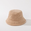 Primer plano de la textura esponjosa de lana de cordero en este gorro de invierno beige - M (56-58cm) / Caqui