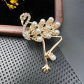 Broche flamant doré avec perles d'imitation blanches et cristaux de strass brillants - BZ065 Flamant Rose en Perle
