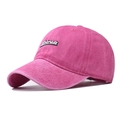 Détail brodé du texte Colorado sur une casquette de baseball en coton lavé rose - Réglable / Rose Rouge (Étiquette en Cuir)