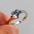 Regenboog hartvormige ring met zwarte zijstenen op een zilveren metalen bandje - US 7 / Witgoud