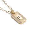 Primer plano de collar dorado con colgante letra B engastado en cristal y textura tejida - Letra B