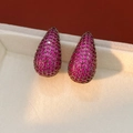 Gros plan de boucles d'oreilles vintage en forme de goutte avec zircon rose et violet - Rose