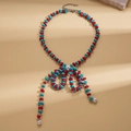 Detalle del collar en forma de lazo con cuentas rojas y turquesas y perlas blancas finas - Collar-Azul