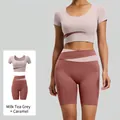 Tweeledige fitnessset in melktheegrijs en karamel met cross-waist crop-top en korte broek - S / Boven- En Onderstuk / Melktheegrijs + Karamel