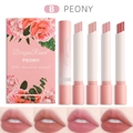 Set di quattro rossetti opachi tonalità Peony con test colore sulle labbra e astuccio - Stile B Peonia Rosa