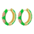 Dettaglio di orecchini a cerchio a C con smalto verde e motivo a margherita rosa - Verde