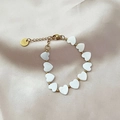 Goldenes Titanstahl-Armband mit weißen Herz-Muschel-Anhängern und verstellbarem Verschluss - Armband