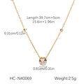Detail van een hartvormige zirkonia ketting met vergulde ketting en maten - Heldere Hart Zirconia Stijl (HC-N40069)