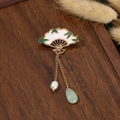 Broche de abanico dorado con hojas de bambú esmaltadas, cadenas y gotas de perlas - Abanico de Bambú de Hoja Verde