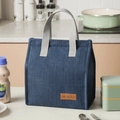 Dunkelblaue isolierte Lunchtasche mit Tasty Food Etikett und grauen Handgriffen - Marineblau