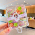 Détail macro d'élastiques pastel et pinces fleurs dans une boîte de rangement à 4 cases - Style A (Ensemble d'élastiques et pinces)