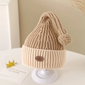 Detalle del gorro de punto de invierno para bebé con pompón suave y etiqueta de cuero - 1-2 años / Caqui