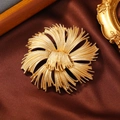 Französische Vintage-Brosche in Mattgold mit Quasten für Damenmäntel und Anzüge - Blühende Feuerwerk Stil / Mattgold