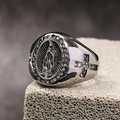 Anello religioso in argento con incisione della Vergine Maria e croce su pietra - US 7 / Color Acciaio