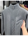 Grauer Herren-Strickpullover mit halbem Reißverschluss, Zopfmuster und hohem Stehkragen - M / Hellgrau