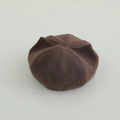 Bovenaanzicht van de stervormig gestikte panelen van deze bruine wollen baret kind - 50-52cm (2-4 jaar) / koffiekleur