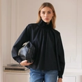 Elegante camicetta nera a collo alto con dettagli a volant e maniche lunghe in stile chic - S / Nero
