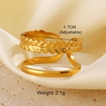 Detail eines verstellbaren Goldrings mit Weizenähren-Textur inkl. Größe und Gewicht - Goldener Linienring / Einstellbar Offen