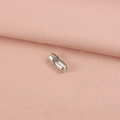 Nahaufnahme der Kugelketten-Verbinder aus Edelstahl auf pinkfarbenem Stoff - 2.5mm / Stahlfarbe