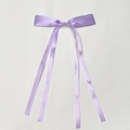 Detalle de un elegante lazo de satén morado con cintas largas de poliéster suave - Morado