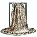 Foulard in seta satinata 90cm con stampa leopardata verde militare su espositore - 90x90cm / Leopardo Marrone Verde