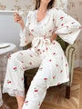 Détail d'un pyjama imprimé cerises avec bordures en dentelle blanche et texture côtelée - S / Blanc Cassé Imprimé Cerise