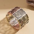 Dettaglio di un bracciale elastico vintage con moduli metallici cavi e strass - Stile Strass Intagliato Largo / Tricolore (Base Argento)