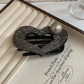 Detalle de pinza para el pelo corazón con cristales gris oscuro y perla grande - Pinza Corazón Brillantes Grises / Gris