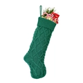 Dettaglio calza di Natale in maglia verde foresta con decorazioni festive e bastoncini - Verde