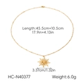 Detail van gouden zon hanger ketting met afmetingen 3,37cm en 45,5cm kralenketting - Zonvormige hanger ketting (HC-N40377)