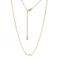 Dettaglio della collana con croce Ankh con perle rosa, catena oro e chiusura a moschettone - Oro Perline Rosa