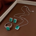 Detailansicht Silberschmuck-Set mit quadratischen Smaragden und Diamant-Halo-Umrandung - Halskette Ohrringe Ring 3-teiliges Set - Silber