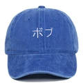 Détail de la broderie japonaise Bob blanche sur une casquette en coton bleu délavé - Réglable / Bleu royal