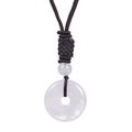 Dettaglio macro del ciondolo Pingan Kou in pietra naturale bianca con cordino marrone - Collana di Cristallo Bianco