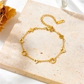 Detail des goldenen Kleeblatt-Armbands mit S.STEEL-Punze auf dem Verlängerungskettchen - Armband (M104) / Gold