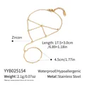 Vue macro de bracelet de doigt doré avec zircone incrustée sur un fond blanc neutre - Or (YYB025154)