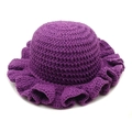 Nahaufnahme der dunkelvioletten Häkelmütze mit gerafften Details am gewellten Rand - M(54-60cm) / Lila