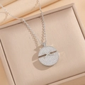 Zilveren ketting met ronde pavé hanger en een verfijnd kruisvormig ontwerp - 8915 Zilveren Ketting