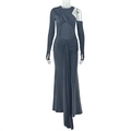 Dettaglio dell'abito lungo arricciato grigio scuro con taglio monospalla e drappeggi - S / Nero