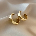 Orecchini a cerchio dorati geometrici a forma di C con sfaccettature su seta - Poligono Geometrico Sfaccettato / Oro
