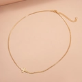 Dettaglio del ciondolo a croce placcato oro 18k con chiusura a moschettone e catena a scatola - Oro