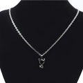 Détail du pendentif cœur en argent avec zircon noir, cornes de diable sur mannequin noir - Noir