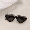 Vue détaillée de lunettes de soleil cœur avec paillettes colorées sur monture noire - Noir et Gris