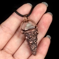 Pendentif en cristal bohème avec base en cuivre antique à texture de lave - Cristal de roche