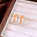 Dettaglio degli orecchini a fiocco placcati in oro 18k con cristalli su vassoio - Placcato Oro 18K - Perno in Argento / Oro-Bianco